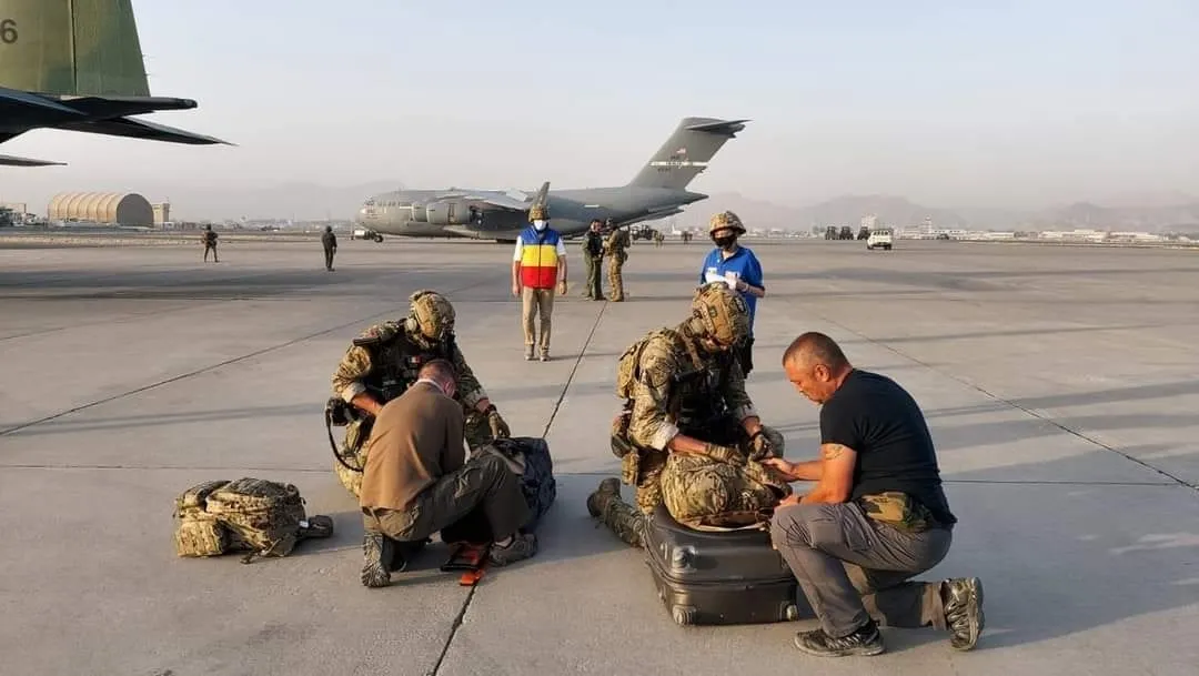 Cei 14 români care au fost sechestrați aproape o săptămână la periferia capitalei Afganistanului, au ajuns în această dimineață pe Aeroportul din Kabul. Ei așteaptă avionul militar românesc care să-i evacueze în Pakistan
