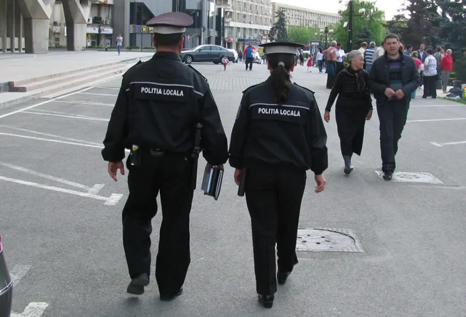 Femeie în vârstă, care vindea fructe și legume pe trotuar, umilită de un polițist local din București: agentul i-a aruncat marfa pe jos
