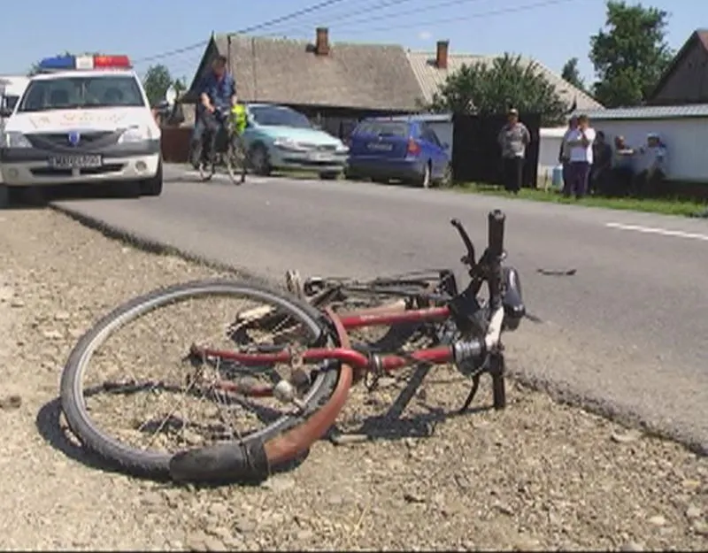 Un copil care se plimba pe o bicicletă a fost lovit de o mașină în Vrancea