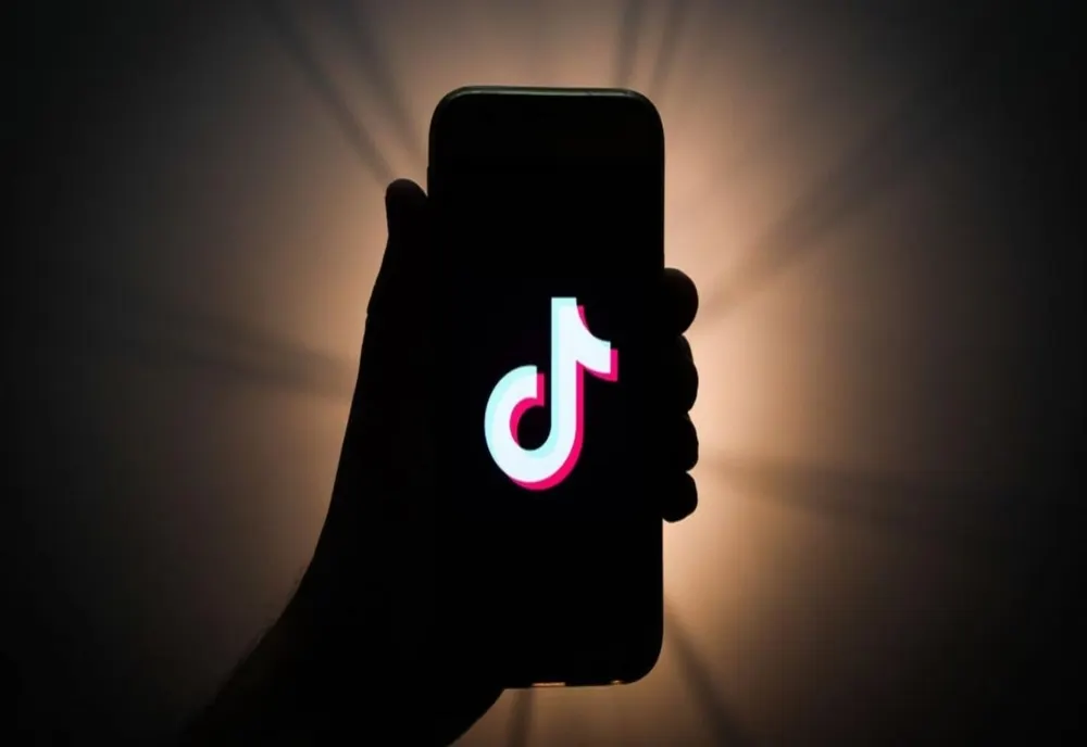 Dosar penal deschis de poliţişti după ce mai mulţi adolescenţi au transmis live pe TikTok în timp ce unul dintre ei conduce un autoturism