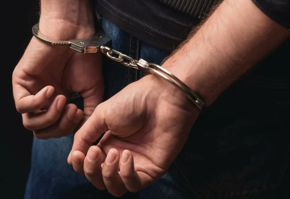 Un bărbat condamnat pentru viol s-a întors, după cinci ani, la locuinţa victimei sale. El a fost reţinut, dar apoi instanţa l-a plasat sub control judiciar