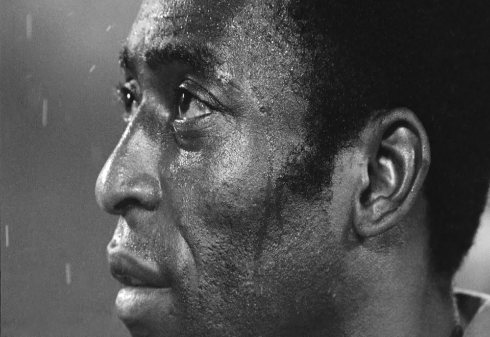 Pele a încetat din viaţă. Legendarul fotbalist suferea de cancer de colon