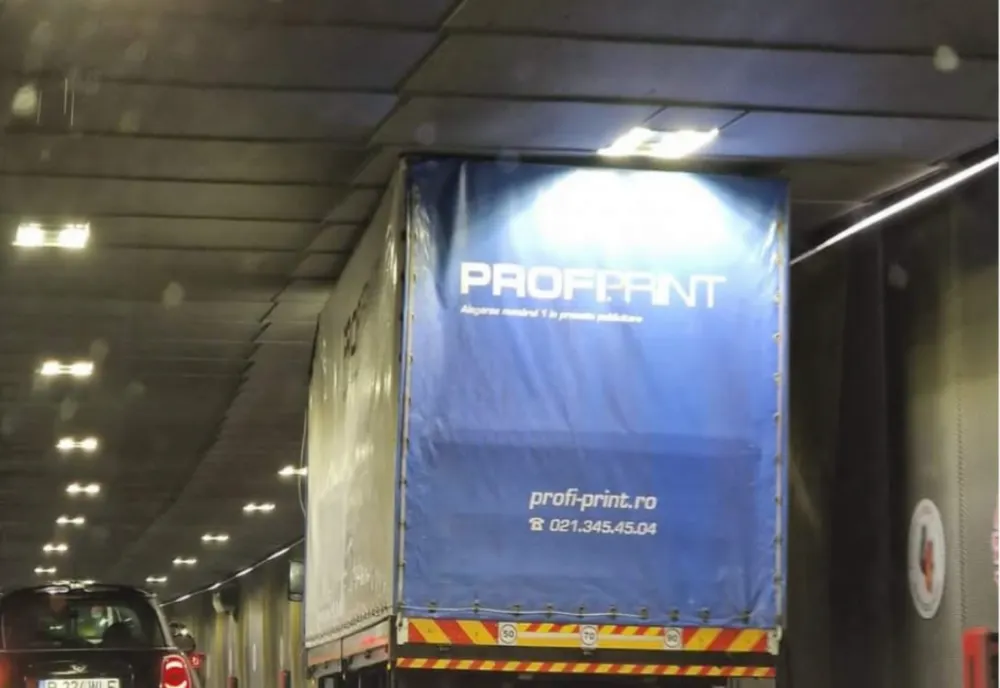 Autoutilitară rămasă blocată în Pasajul Unirii din Capitală. Traficul rutier este restricţionat