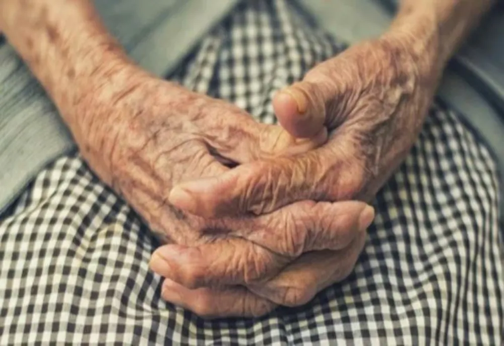 O bătrânică de 78 de ani este acuzată pentru a treia oară că a spart o bancă