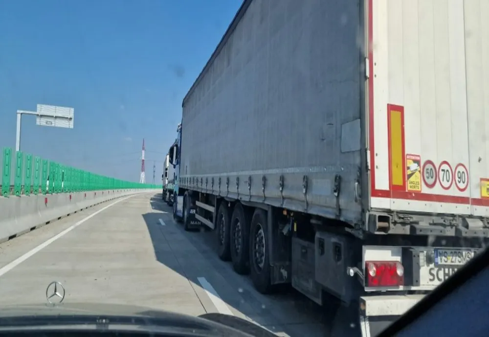 Șofer român de TIR, prins în lenjerie intimă și băut la volan pe contrasens, în Austria. Ce i-au făcut polițiștii
