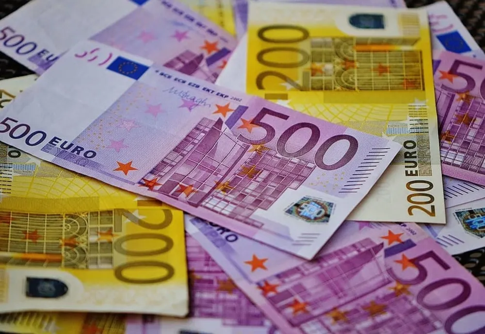 Fake news demascat! Autoritățile europene NU scot din circulație bancnotele de 200 și 500 de euro