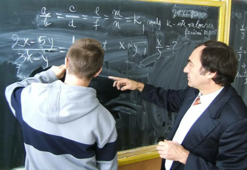 Profesorii, obligați să-și treacă meditațiile în declarații de interese