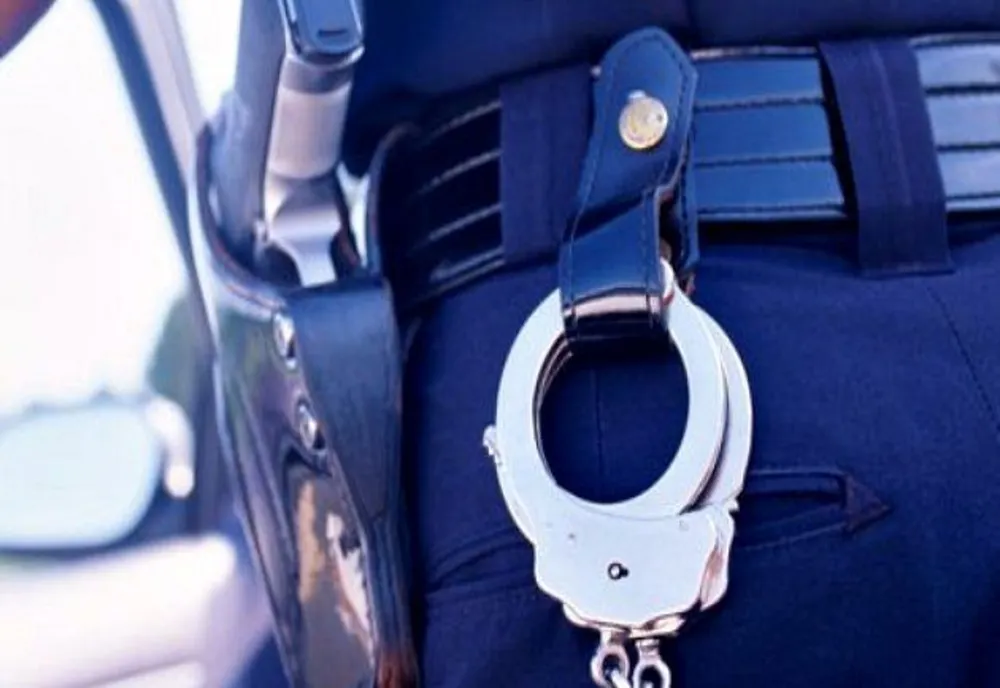 Româncă arestată în Creta, acuzată că a torturat o femeie timp de o lună. Poliția a găsit imagini cu agresiunile