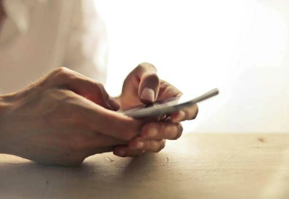 O primărie din Alba cu doar 10 angajați a plătit 38 de abonamente telefonice: factură de peste 100.000 de lei din bani publici, descoperită de Curtea de Conturi