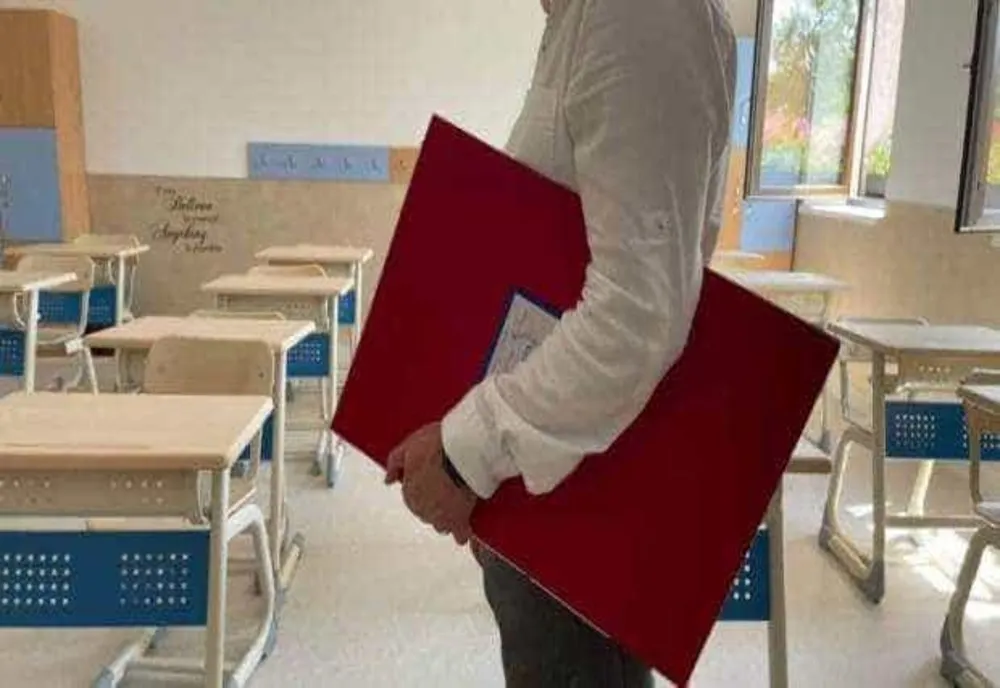 GUVERNUL SPRIJINĂ PROFESORII CU PRIME DE 2.000 DE LEI