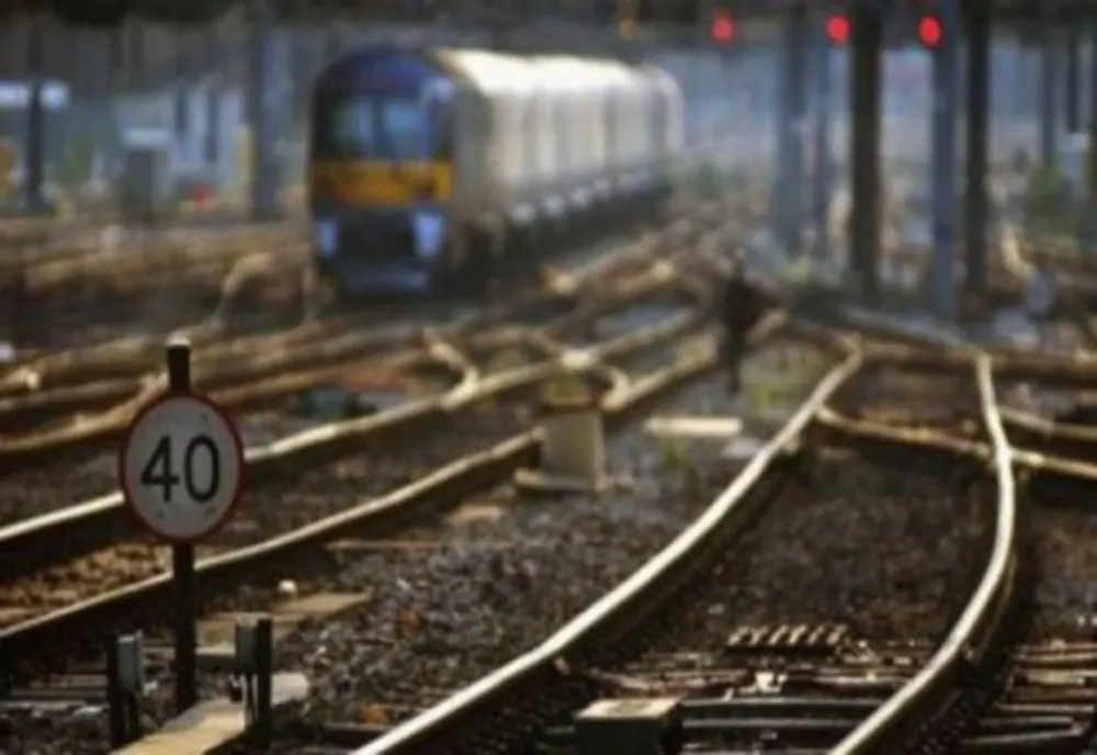 Haos pe calea ferată. Trenurile București – Târgu Mureș și Brașov – Iași, blocate după ce un copac a căzut peste o locomotivă și a paralizat magistrala