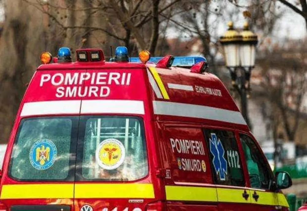 Grav incident rutier la Botoșani. Un microbuz s-a ciocnit cu un autocar în care se aflau 40 de elevi
