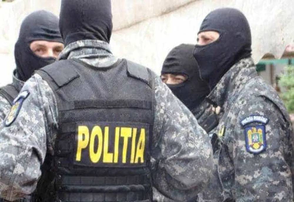 Cinci persoane urmărite internațional, aduse în România de Poliția Română