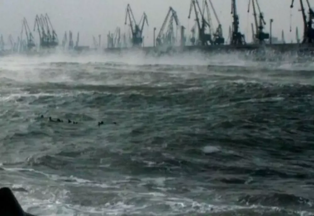 PORTURI ÎNCHISE DIN CAUZA VÂNTULUI PUTERNIC PE LITORAL