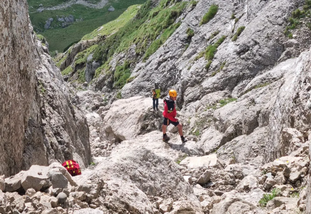 Scene neobișnuite în Bucegi. Doi turiști au încercat să folosească trotinetele pe traseul montan