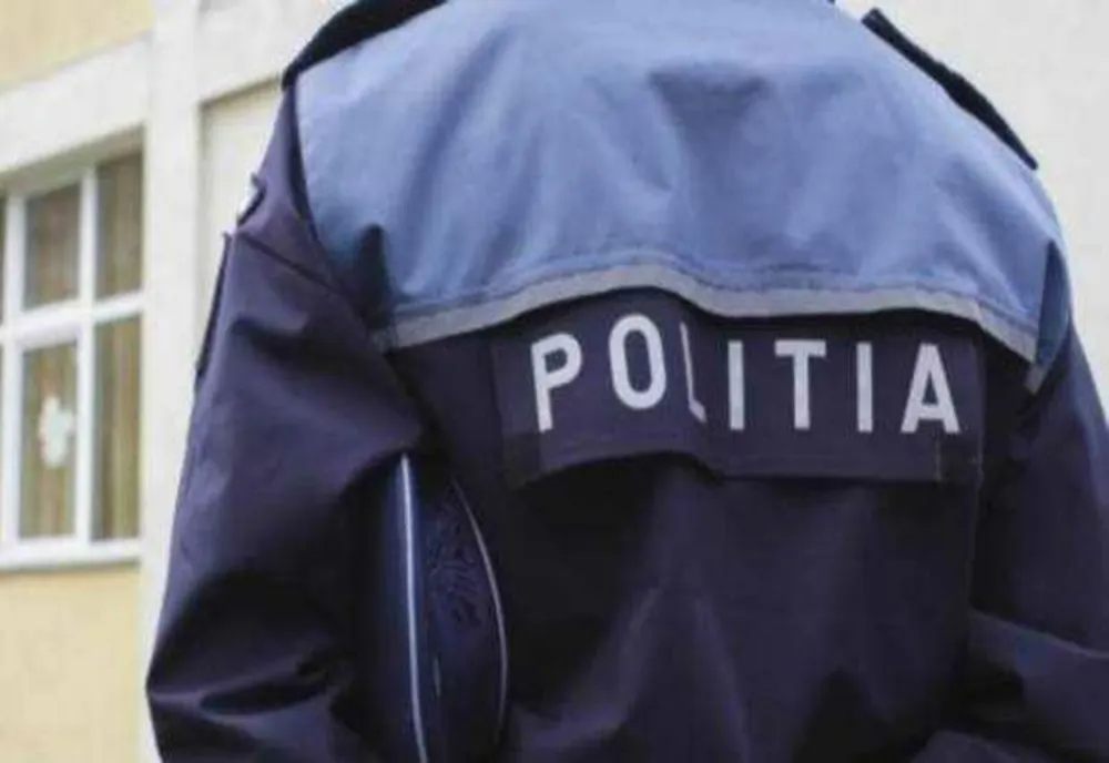 Polițist din Caransebeș obligat să poarte brățară electronică după ordin de protecție