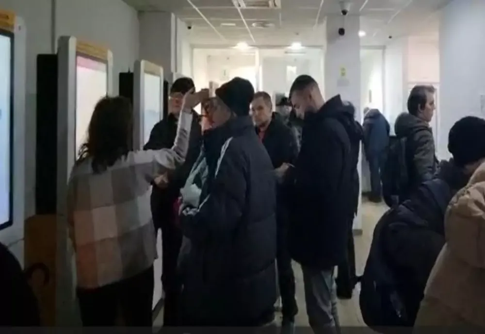 Românii au luat cu asalt ghișeele, ca să beneficieze de bonificația de 10% pentru taxele și impozitele mărite 