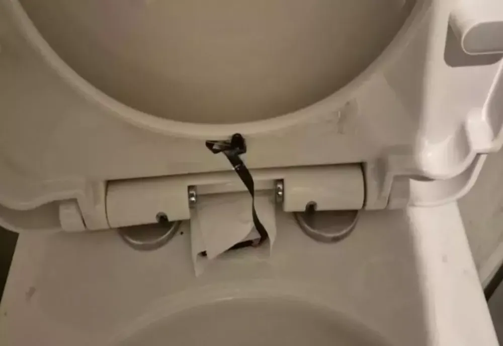 Anchetă a poliției, după ce o cameră video a fost găsită ascunsă în toaleta unui restaurant. O clientă a făcut descoperirea