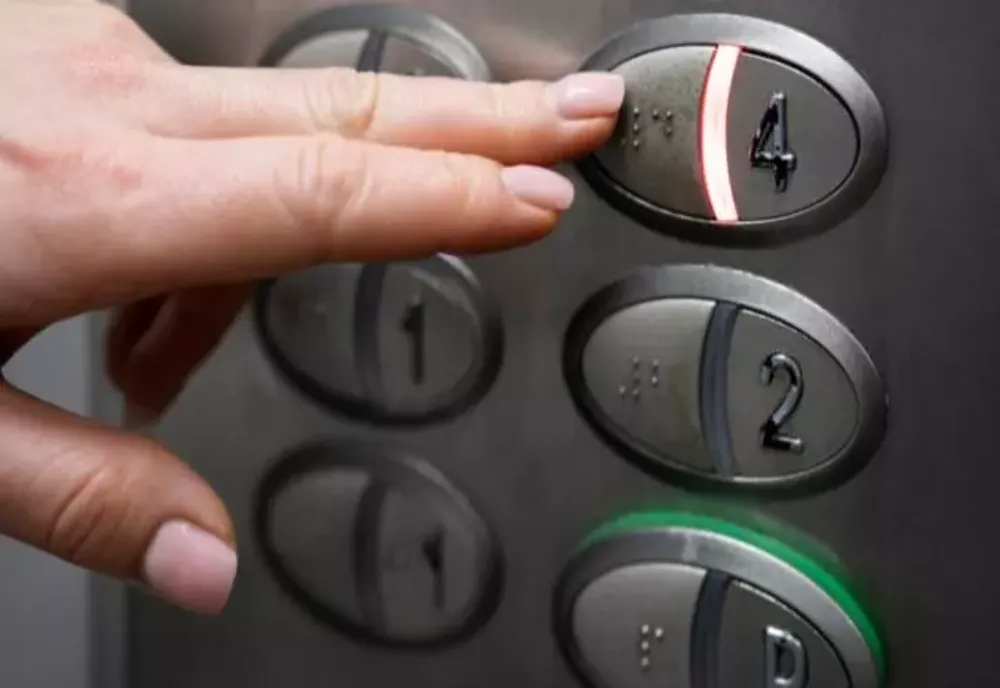 Nouă avocați au trăit minute de groază într-un lift care a căzut în gol. Un scenariu la indigo cu incidentul dramatic de la Ministerul Transporturilor