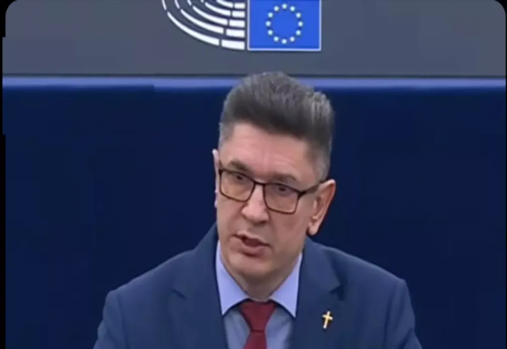 Luis Lazarus: „Nu votați guvernul. Robotul Veștea va urma programul lui Bolo!”
