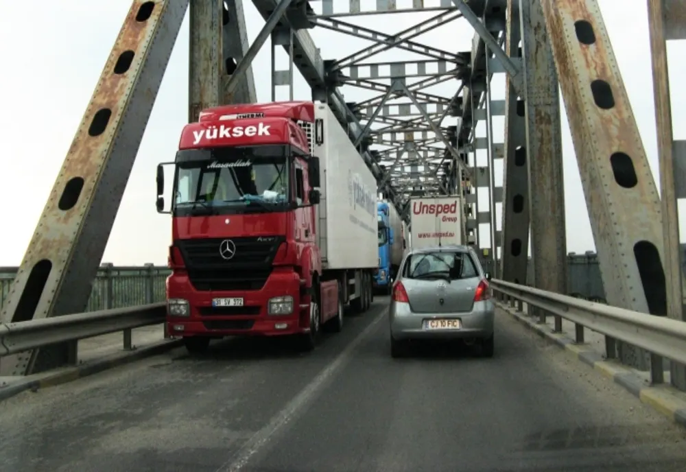 Circulația pe Podul Prieteniei va fi oprită, joi, complet pentru 5 ore, din cauza unor reparații. Ce recomandă autoritățile