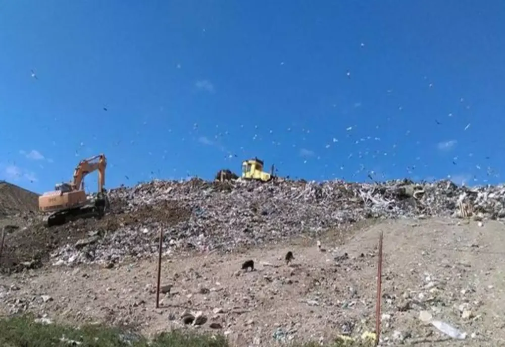 Gropi ilegale de deșeuri descoperite în Timiș. Prefectura declanșează controale în întreg județul