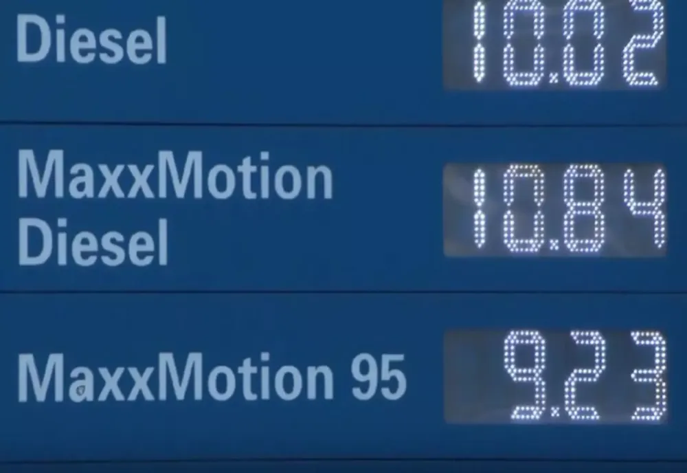 Prețul petrolului a scăzut cu 15%. La pompă nu există diferențe