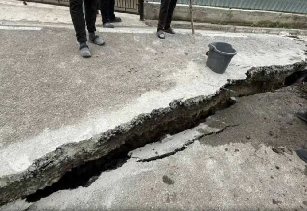 Alunecări de teren în Vaslui. Drumuri surpate, case izolate, un sat a rămas fără apă