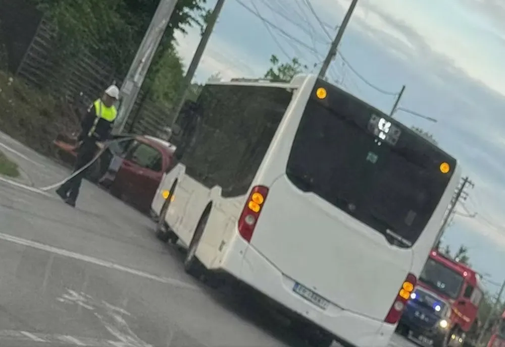 Accident în Dâmbovița: trei persoane rănite după impactul dintre un autobuz și o mașină