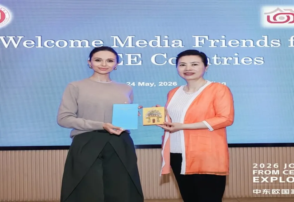 Ana Maria Păcuraru, premiată la Beijing de secretara executivă a asociației ALL CHINA JOURNALISTS ASSOCIATION, pentru activitatea sa jurnalistică