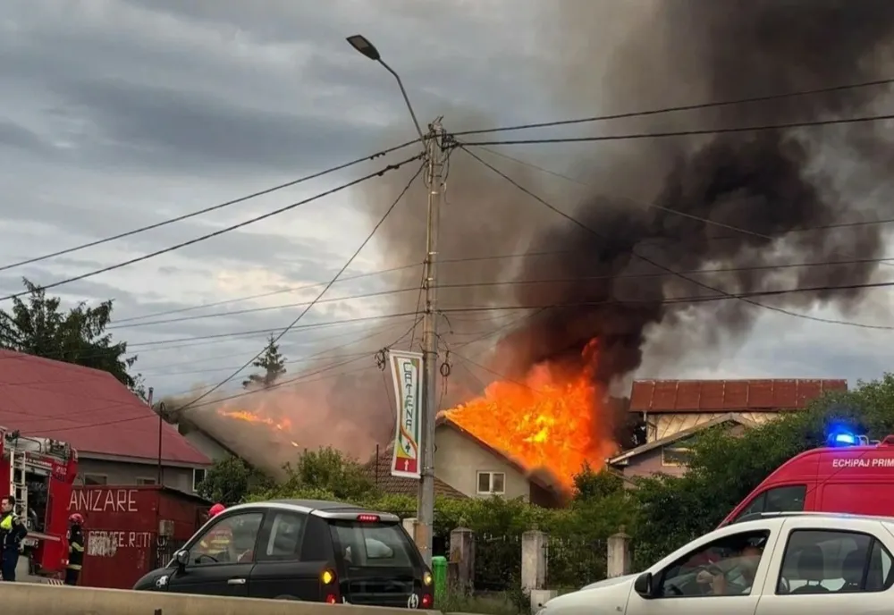 Incendiu violent la Săftica. Pompierii intervin, trafic îngreunat spre Ploiești - FOTO
