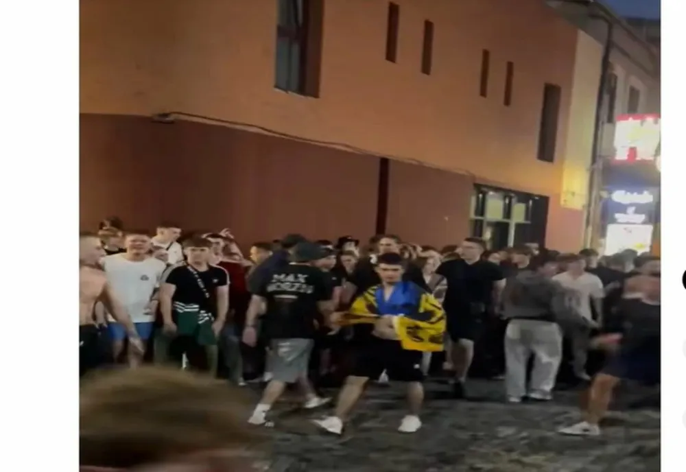 Bătaie generală în Centrul Vechi: Fanii ucraineni veniți la un concert s-au încăierat cu un grup de motocicliști