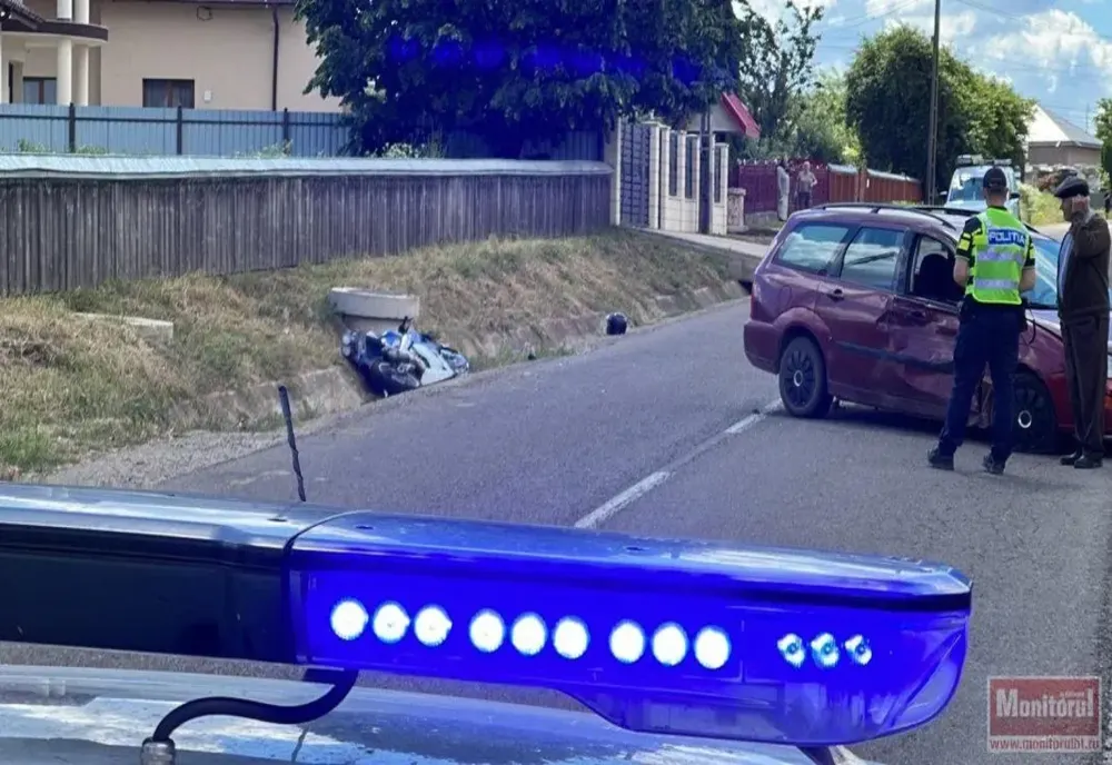 Un șofer de 82 de ani a provocat un accident cumplit în Botoșani. Motociclist și femeie, răniți după impact