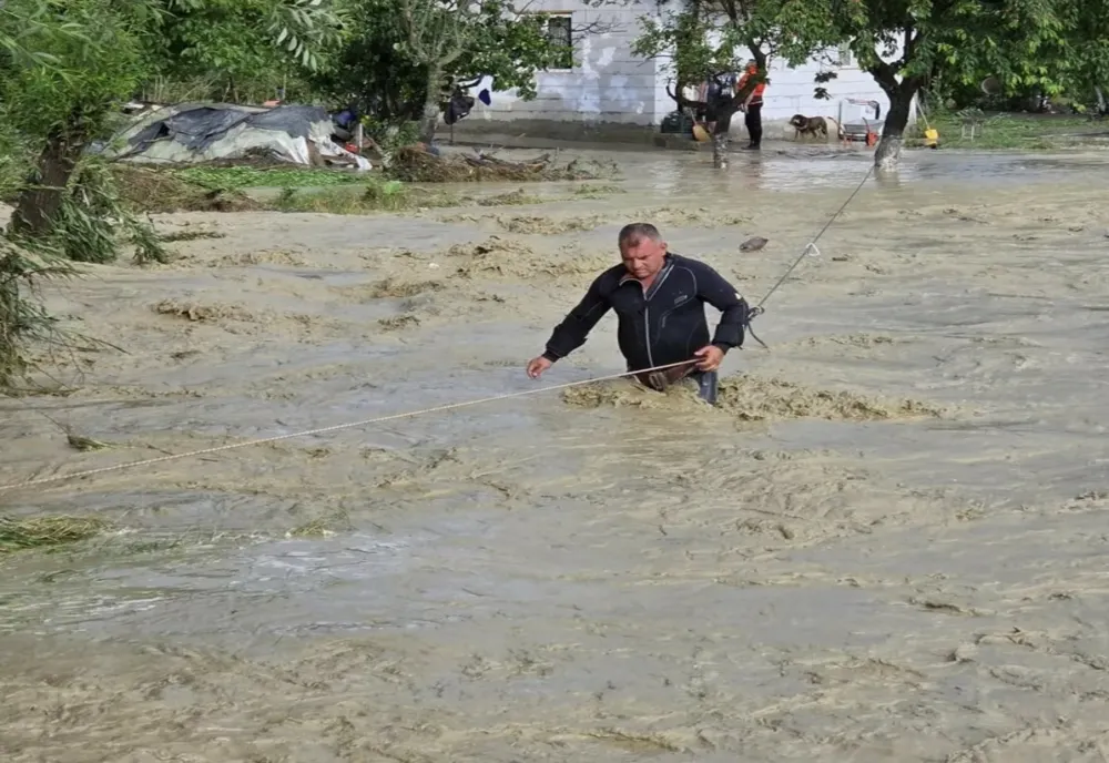 Prăpăd în Vrancea. Viiturile au măturat totul, oameni luați pe sus de ape. Pompierii militari intervin în forță - FOTO