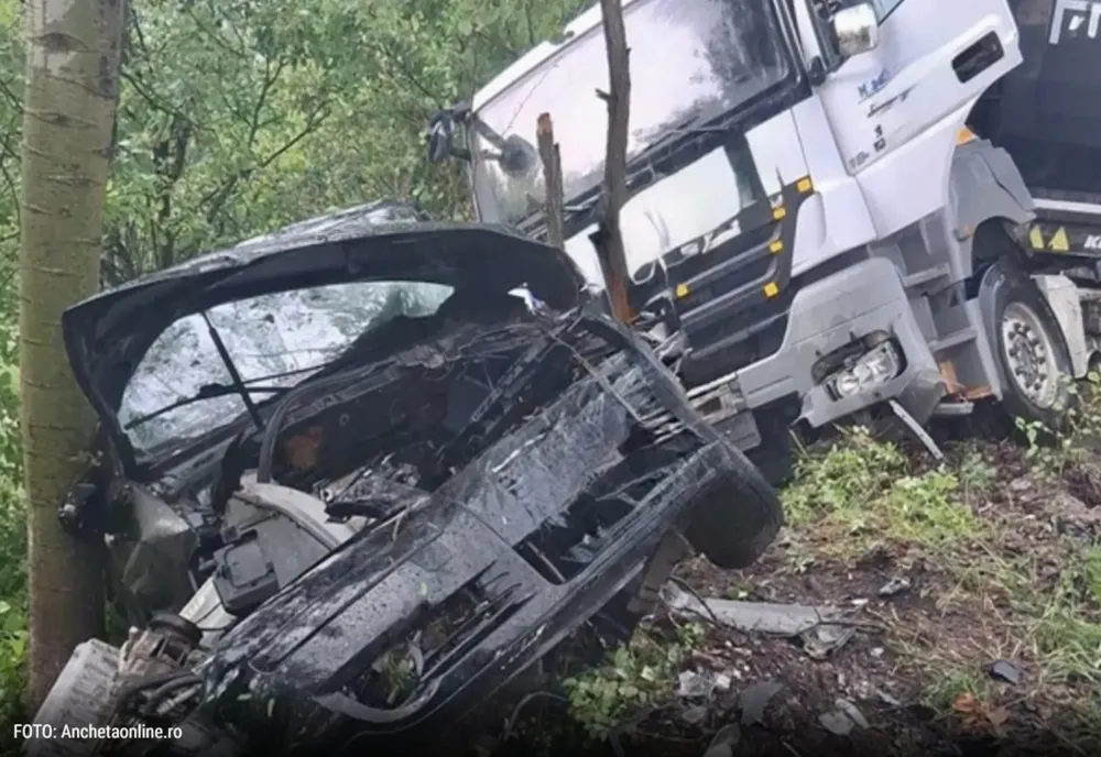 Accident grav în județul Argeș. Trei persoane au fost rănite, după ce o mașină s-a ciocnit violent cu un TIR