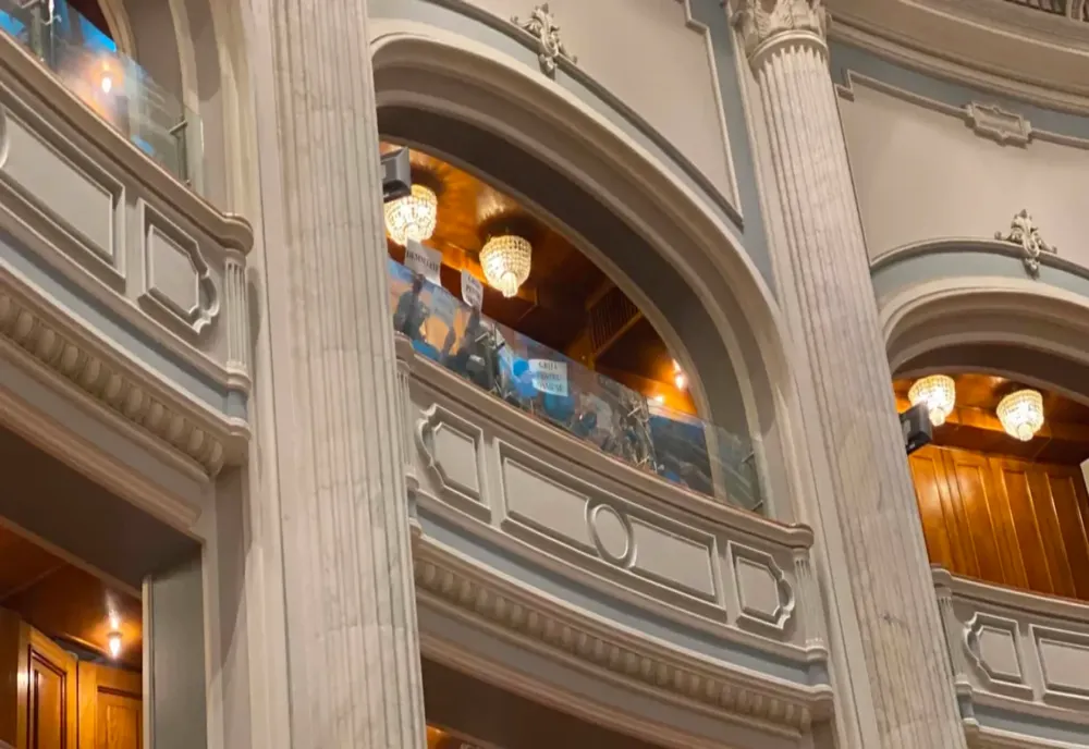 Medicii au protestat în balconul Parlamentului, în a doua zi de grevă generală