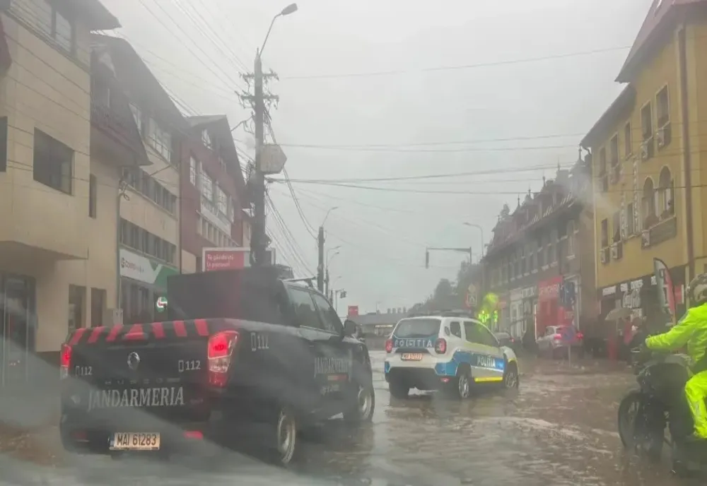 Inundaţii pe DN1, la Buşteni, după o ploaie torenţială. Circulația afectată de viitură