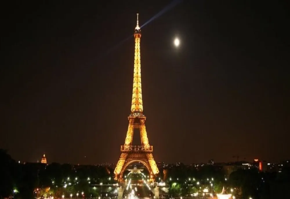 Turnul Eiffel, evacuat după ce un bărbat a urcat pe structură cu un steag al SUA