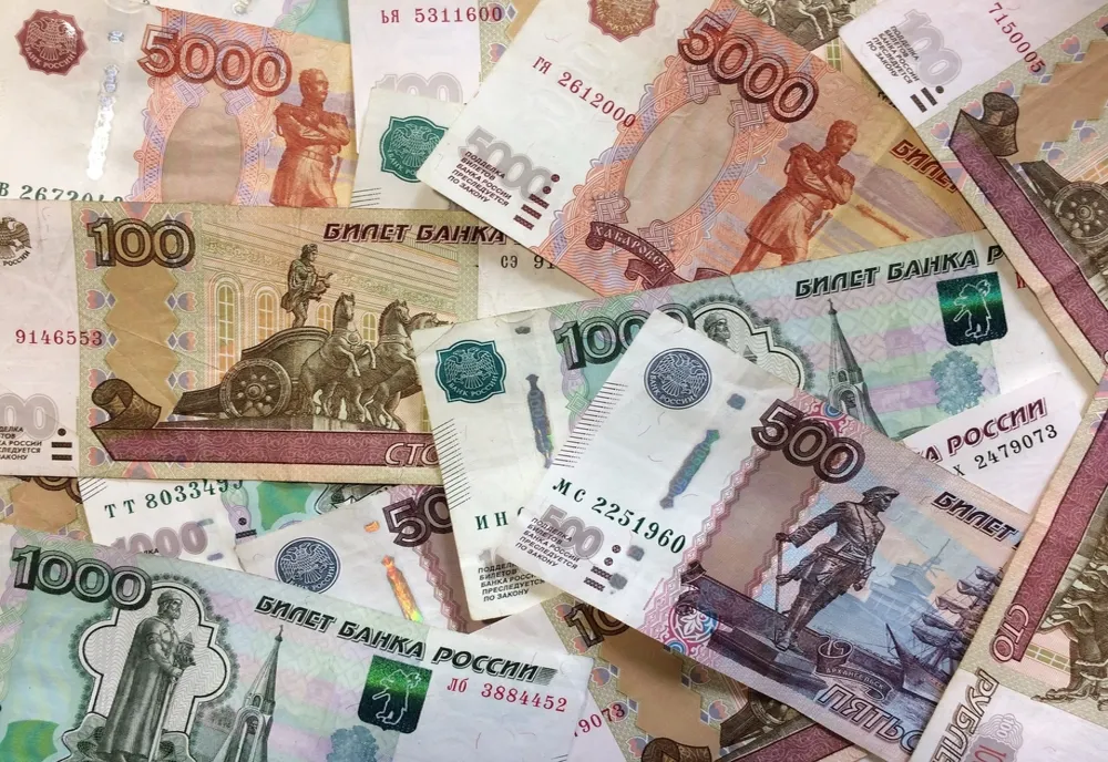 Rușii revin la numerar pe fondul blocajelor internetului și al presiunii fiscale