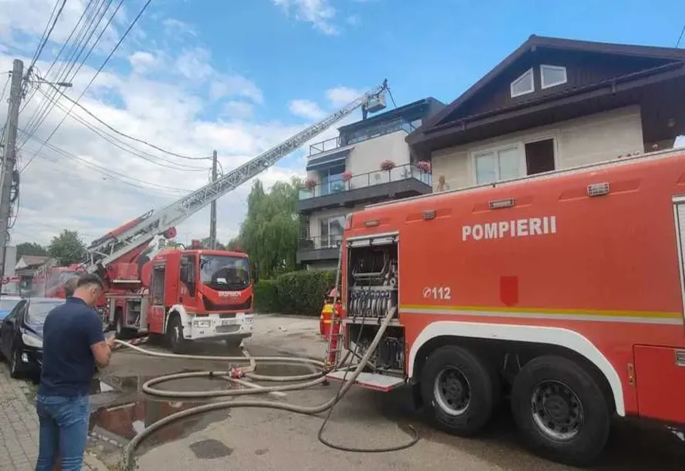 Incendiu la acoperișul mansardei unui bloc din Focșani. Zece locatari s-au autoevacuat