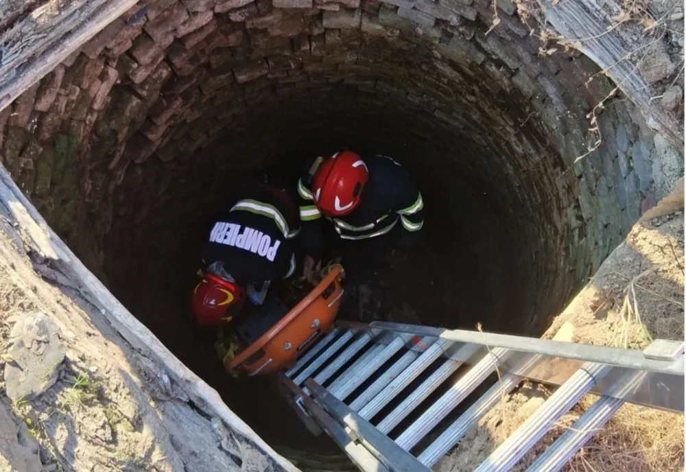 Intervenție contracronometru în Bihor. Un bărbat a fost scos dintr-o fântână adâncă de cinci metri de pompieri