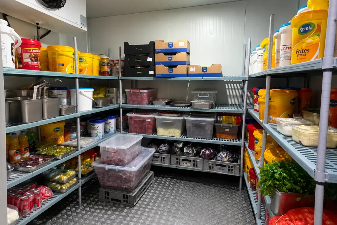 Ce au găsit inspectorii prin localurile de pe litoral. Peste 200 kg de mâncare retrase și amenzi usturătoare