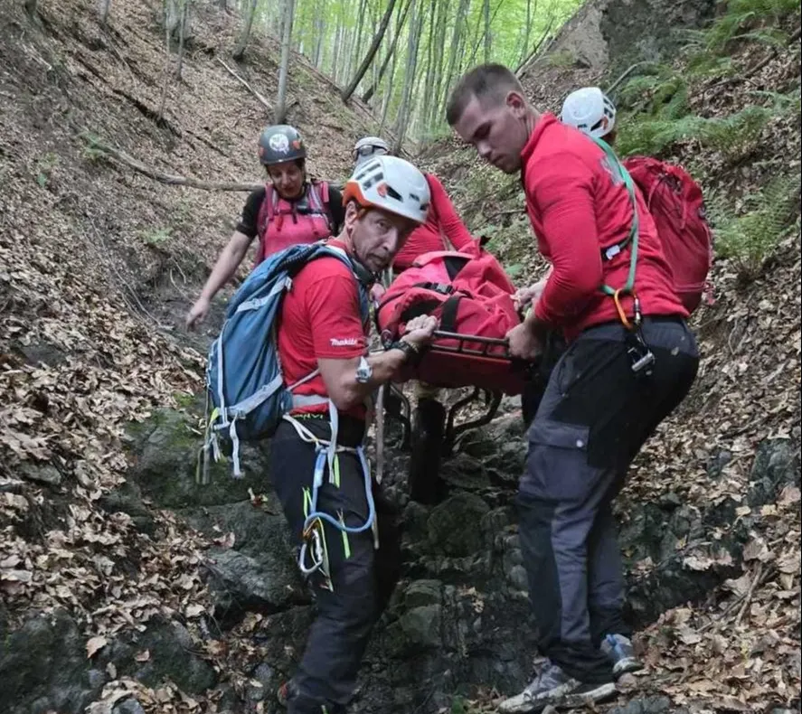 Un turist de 45 de ani a fost salvat de salvamontiștii din Zărnești după ce a căzut aproximativ 10 metri