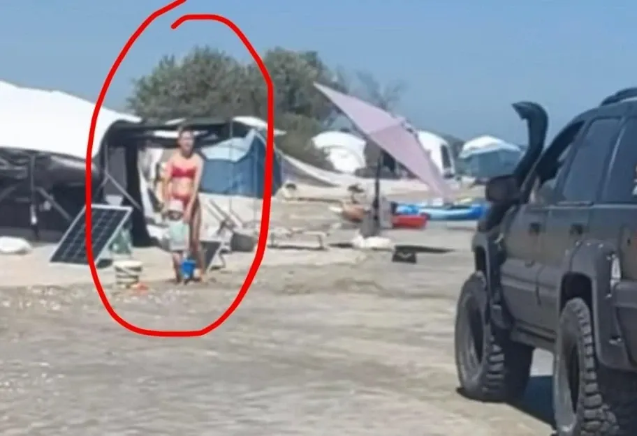 Trei mașini au „defilat” pe plaja sălbatică Vadu, printre copii și prosoape