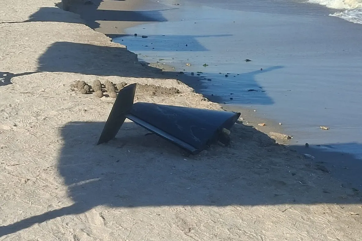 O nouă alertă la Marea Neagră. Resturi de dronă observate de pe plaja Modern din Constanța VIDEO