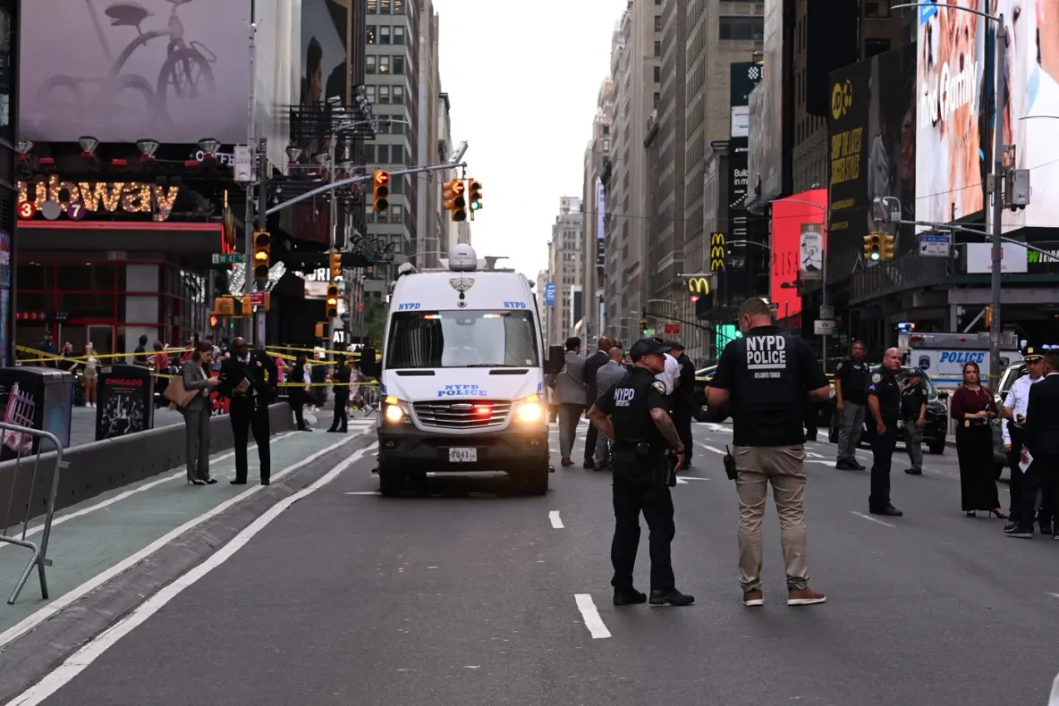 Atac violent în inima New York-ului. Două persoane au fost înjunghiate, una a murit