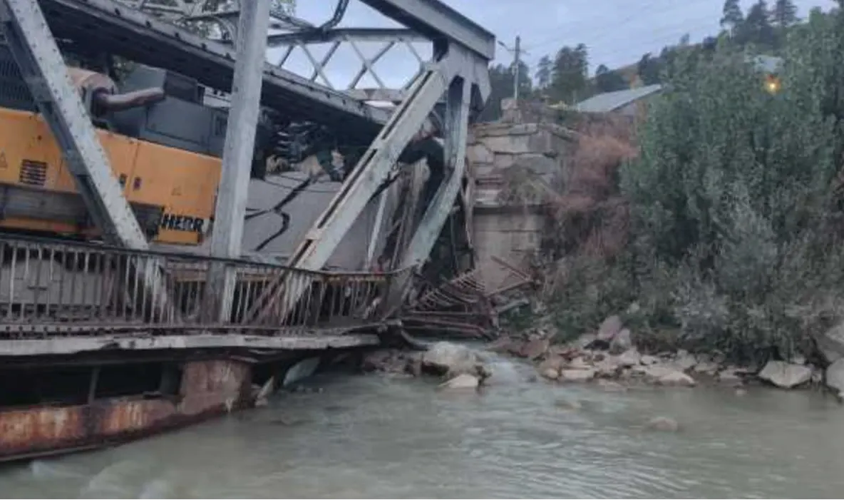 Trafic deviat în Bacău, la Ciobănuș, după ce un pod de fier s-a deteriorat