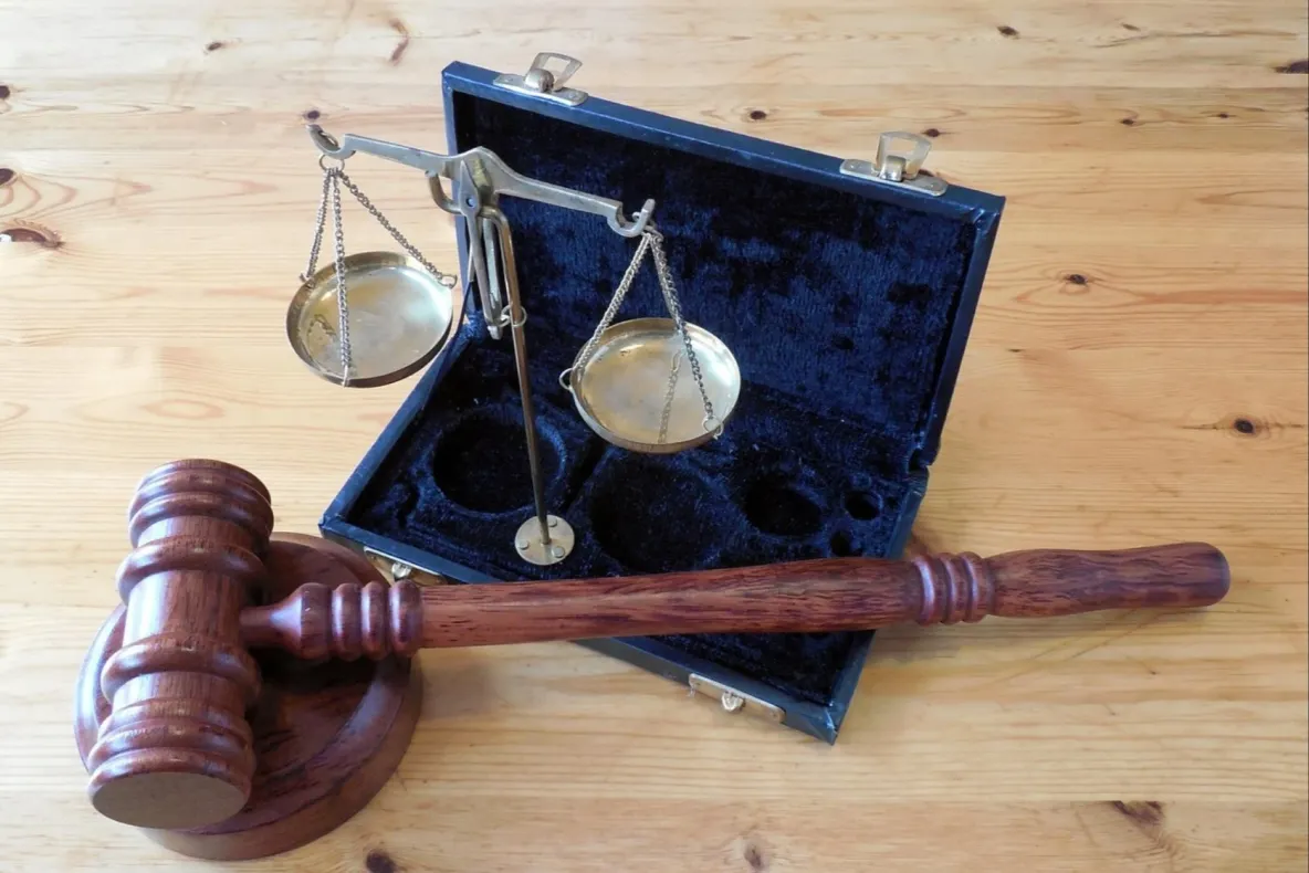 Un primar a fost trimis în judecată după moartea unui adolescent într-o balastieră