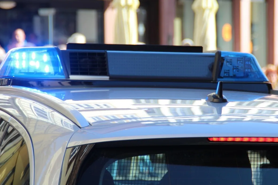 Polițist anchetat pentru trafic de persoane