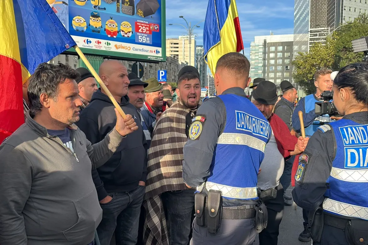 Fermierii ocupă Piața Victoriei: protest masiv și trafic blocat în București - LIVE TEXT